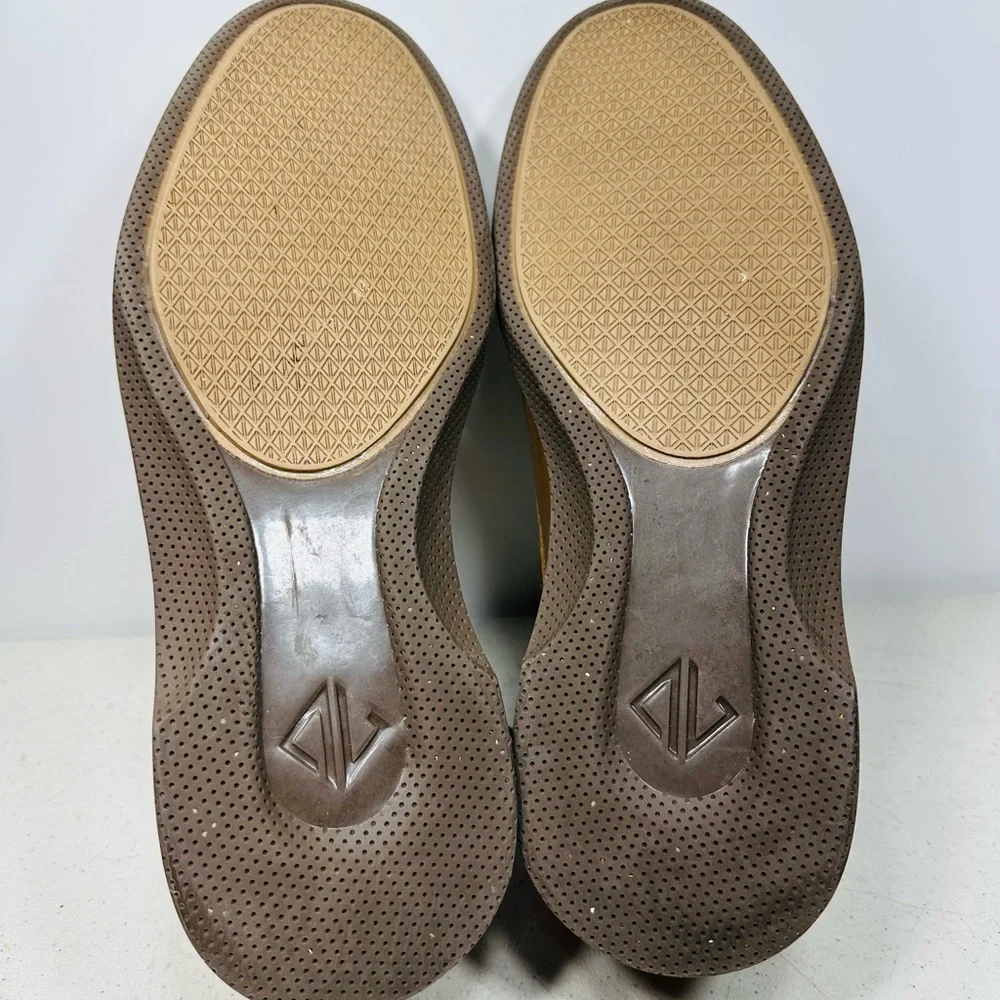Classic Men's Lace-Up Derby Shoes in Tan